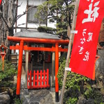 尾花 - 何故か敷地内に御稲荷さんがあります