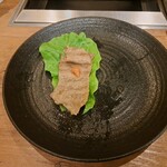 焼肉うしごろ - 網の鉄板で焼いた鹿児島県産の大判サーロインを、赤味噌と一緒にサンチュの上にのせたものその3です。