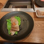 焼肉うしごろ - 網の鉄板で焼いた鹿児島県産の大判サーロインを、赤味噌と一緒にサンチュの上にのせたものその2と、ポン酢の中に浸けた網の鉄板で調理済みの鹿児島県産の大判サーロインです。