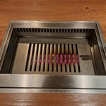 焼肉うしごろ - ガスの火がついた、網の鉄板その1です。