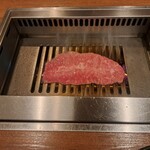 焼肉うしごろ - 網の鉄板の上で焼いている、佐賀県産の上ミスジその1です。