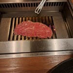 焼肉うしごろ - 網の鉄板の上で焼いている、佐賀県産の上ミスジその2です。