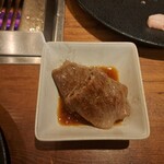 焼肉うしごろ - 網の鉄板で焼いた、鹿児島県産の大判サーロインです。