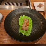 焼肉うしごろ - 網の鉄板で焼いた佐賀県産の上ミスジを、赤味噌と一緒にサンチュの上にのせたものその1です。