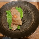 焼肉うしごろ - 網の鉄板で焼いた鹿児島県産の大判サーロインを、赤味噌と一緒にサンチュの上にのせたものその1です。
