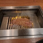 焼肉うしごろ - 網の鉄板の上で焼いている、佐賀県産の上ミスジその3です。