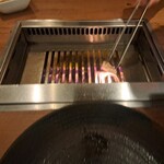 焼肉うしごろ - 網の鉄板で焼いている、鹿児島県産の大判サーロインその7です。