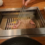 焼肉うしごろ - 網の鉄板で焼いている、鹿児島県産の大判サーロインその5です。
