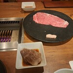 焼肉うしごろ - 網の鉄板で焼いた鹿児島県産の大判サーロインと、調理前の鹿児島県産の大判サーロインです。