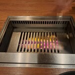 焼肉うしごろ - ガスの火がついた、網の鉄板その2です。