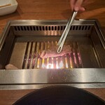 焼肉うしごろ - 網の鉄板で焼いている、鹿児島県産の大判サーロインその6です。