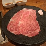 焼肉うしごろ - 鹿児島県産の大判サーロインその2です。