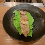 焼肉うしごろ - 網の鉄板で焼いた鹿児島県産の大判サーロインを、赤味噌と一緒にサンチュの上にのせたものその4です。