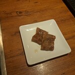 焼肉うしごろ - 網の鉄板の上で焼いた、佐賀県産の上ミスジです。