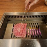 焼肉うしごろ - 網の鉄板で焼いている、鹿児島県産の大判サーロインその3です。