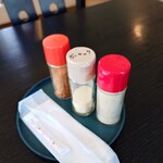 お好みハウスわかみや - 七味とニンニクパウダーの味変