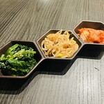 焼肉うしふじ 西新宿本店 - 自家製キムチ・ナムル3種盛り合わせ