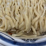 中華そば 千乃鶏 - 昆布出汁に浸かっている麺