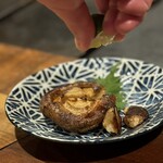 Moegi - アシスタントにすだちを搾ってもらってる写真