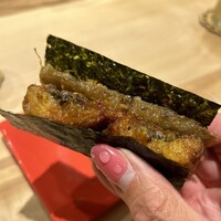 明けましておめでとうございます - 手渡しで。海苔パリッ。鰻とごぼうを揚げてあります。美味！！
