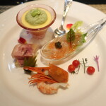 鉄板焼 石狩 - とうもろこしのムース/だだちゃ豆のポタージュと共に、 ポークミートのゼリー寄せ、 ヒラメのカルパッチョ 梅肉ソース/キャビア添え、北海縞海老 2024.8月