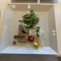 ブラッスリーオザミ 東京スカイツリータウン･ソラマチ店 - 埼玉県・吉田豚のパテ・ド・カンパーニュと
                      愛媛県産 鮮魚のカルパッチョタプナードソースの盛り合わせ