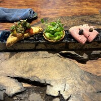 ル クーリュズ - 前菜　あいち鴨、グリーンピースのタルト、
                    　　トマトのブルスケッタ
