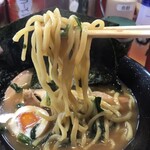 王道家直系 鬼道家 - 麺。大量のほうれん草が絡みます。