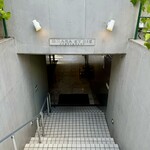 オオハラ エ シーアイイー - お店へ至る下り階段。店舗は地下1階にあります。
      2024年8月9日