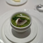 オオハラ エ シーアイイー - 活け煮鮑入り ロワイヤル 青のり風味。「ロワイヤル」とは、日本で言う「茶碗蒸し」のようなもの。
      2024年8月9日