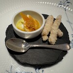 オオハラ エ シーアイイー - アミューズ(突き出し)。「みじん粉」いう粉で揚げた白身魚のフライと、フロマージュブラン(チーズ)のカラスミパウダーがけ。
      2024年8月9日