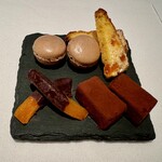 オオハラ エ シーアイイー - 食後の小菓子。生チョコ、オランジェット、コーヒー風味のマカロン、アプリコットのパウンドケーキ。
      2024年8月9日