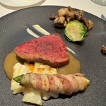 オオハラ エ シーアイイー - 国産牛ザブトンのローストフォンドヴォーソース。付け合わせは、キノコのフリカッセ、芽キャベツ、アスパラベーコン巻き、ジャガイモのグラタン。
      2024年8月9日