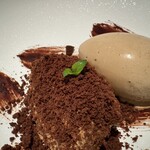 オオハラ エ シーアイイー - コーヒーのデザート。「つちみじたて」という言葉を使っていました。土をイメージしたコーヒーのデザート。ソースはチョコレートソース。
      2024年8月9日