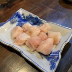 ぼけぼうし - 和牛のマルチョウ　備長炭で強火で炙る。火を通しすぎると脂が全て抜け落ちてしまうので注意。生でも食べられるクオリティなので、表面を炙ってわずかに中に火が通ったら食す。