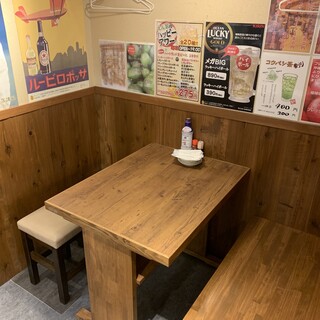 3名様テーブル1つ、4名様テーブル3つございます。