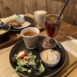 コーヒーと発酵の店 Big Mouse - マフィンセット。サラダ、ミネストローネ、ドリンク(アイスアールグレイティー)付き。