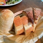 メゾン・ド・ハラ - 自家製天然酵母のパン
      このパンも美味しい、おかわりをいただきました