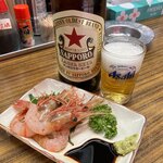 立呑み処 入部酒店 - 瓶ビールとボタンエビ