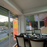 インデアンレストラン  ニューミラ - いつも座る席に先客の親子連れ。その席の良さをわかっているのか？とやや不愉快に思いつつ隣の席に^_^