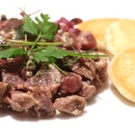 アピシウス - 馬肉のタルタル仕立て　赤ワイン風味のヴィネグレット　ひよこ豆のブリニ（パンケーキ）添え