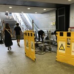 JUST BAKED Popular Potatoes - これは七月末に行われていたエスカレーターのメンテナンス工事 (作業は全てイタリア人が行っていた)