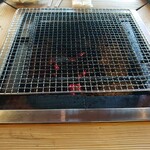 ろばたやき山ろく - 焼く前の網( *´艸｀)