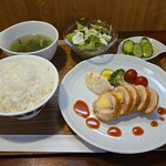 キッチン ブルー グローブ - 鳥もも肉とチーズのガランティーヌ　プラットオレンジソース