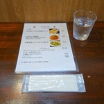 キッチン ブルー グローブ - ランチメニューとテーブルセット