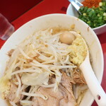 ラーメン二郎 - ラーメン半分＋ニンニク少し＋青ネギショウガ半分