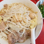 ラーメン二郎 - ラーメン半分＋ニンニク少し＋青ネギショウガ半分