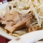 ラーメン二郎 - 豚の厚み
