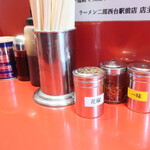ラーメン二郎 - 卓上調味料