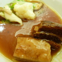 天厨菜館 銀座店 - もち豚の角煮ブラウンソース 季節野菜添え